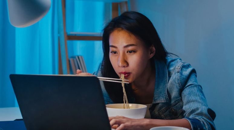 Eating Late at Night? Here’s How It Affects Your Body and Sleep